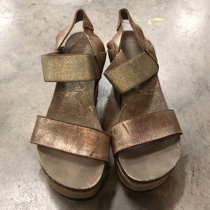 OTBT tan/gold wedges